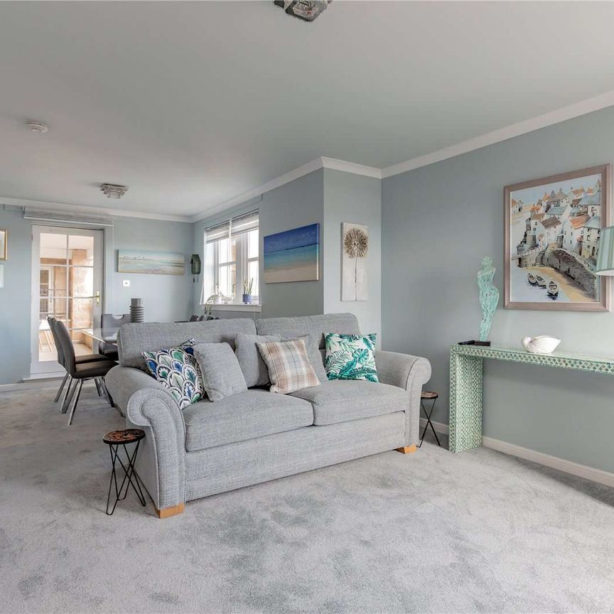 A fantastic two-bedroom apartment with views across the Firth of Forth, ideally located in North Berwick. - Photo 1