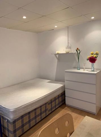 Room in a Shared Flat, Frensham Drive, SW15 - Photo 2