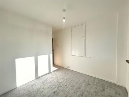 3 bedroom end of terrace house to rent - Photo 3