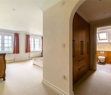 An immaculate six bedroom house with swimming pool at the heart of ... - Photo 6