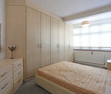 Price £2,700 pcm - Available 17/12/2025 - Part Furnished - Photo 4