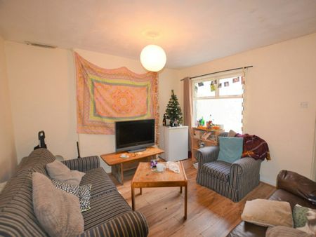 Terraced House to rent on - Photo 3