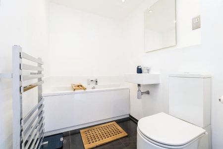 2 Bed Flat, Gabrielle House, IG2 - Photo 3