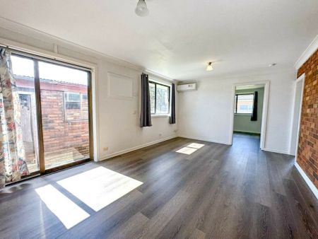 Neat & Tidy 3 Bedroom House! Close To Doonside Station! - Photo 4