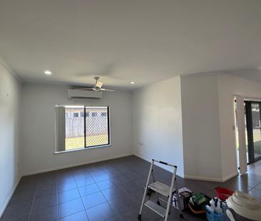 4 Bedroom Lowset Home in Edmonton - Photo 2