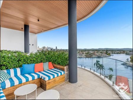 BOUTIQUE RESORT STYLE RESIDENCE ON CHEVRON ISLAND - Photo 2
