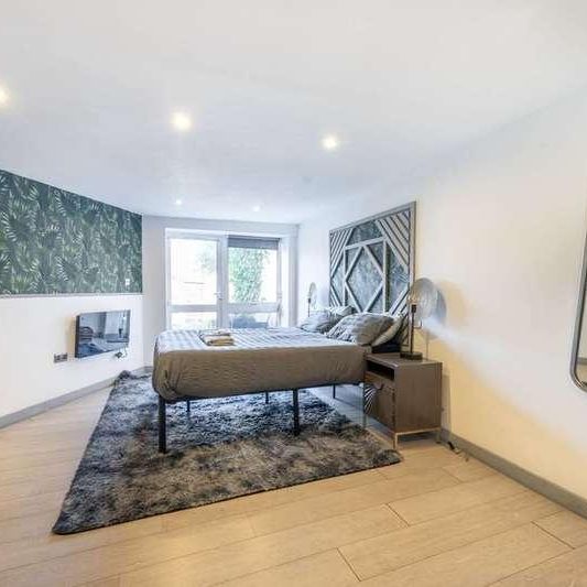 Wells House Road, North Acton, NW10 - Photo 1