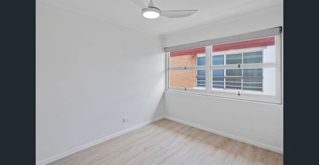 Renovated Riverside Apartment - Prime Surfers Paradise Location - Photo 4