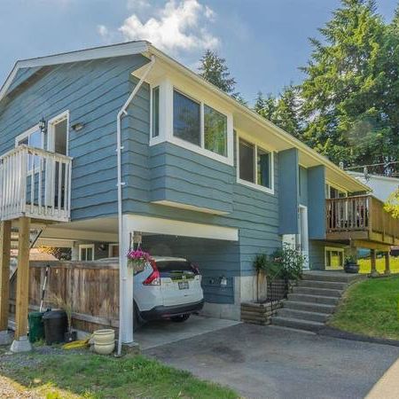 Upper Three Bedroom Suite with Laundry and Fenced Yard - Photo 3