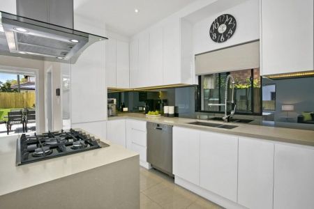 Model House, Chic, Family haven in premium Location - Photo 4