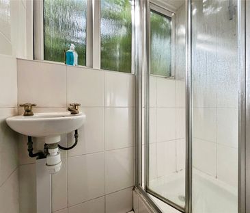 Larchwood Drive, Englefield Green, Egham, Surrey, TW20 0SH - Photo 3