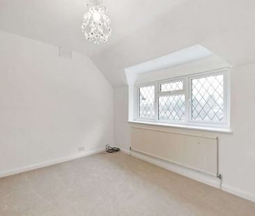 A spacious four bedroom detached home on the edge of High Wycombe - Photo 3