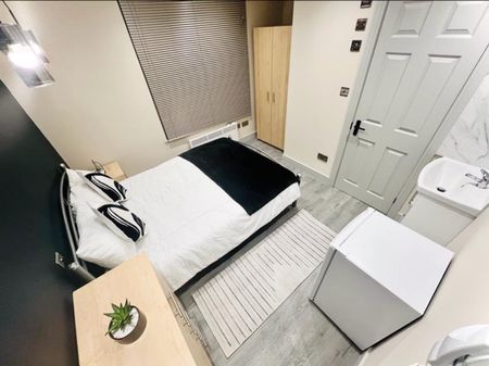 Room in a Shared House, Dunbar St, SE27 - Photo 3