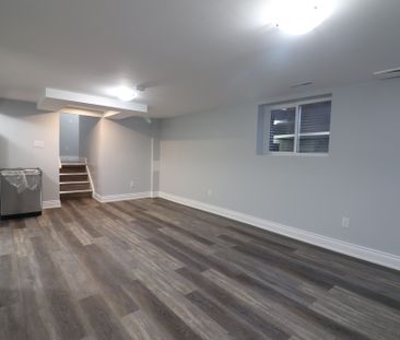 **SPACIOUS 1 BEDROOM UNIT IN NORTH END ST.CATHARINES** - Photo 5