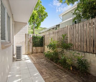 SPACIOUS 3 BEDROOM TOWNHOUSE IN WEST END - Photo 2