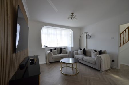 3 bedroom Semi-detached house to rent - Photo 2