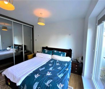 Sycamore Avenue , Woking - 4 bedrooms Property for lettings - Seymours - Photo 1