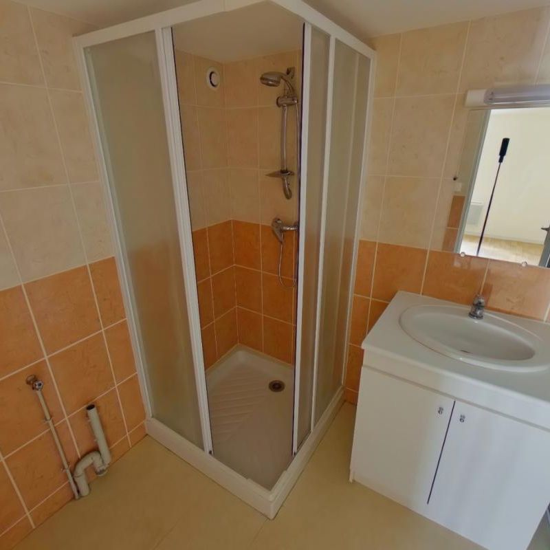 Location Appartement 1 pièce 55m² CHATELLERAULT 86100 - Photo 1