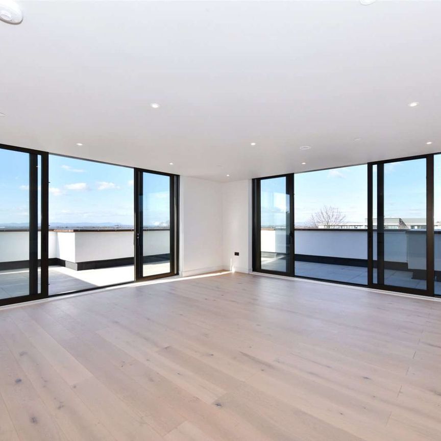 Stunning three bedroom penthouse with panoramic views. - Photo 1