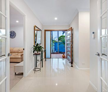 27 Flamingo Key, Broadbeach Waters QLD 4218 - House For Rent | Domain - Photo 3