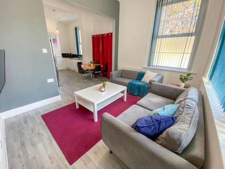 5 bedroom semi-detached house to rent - Photo 2