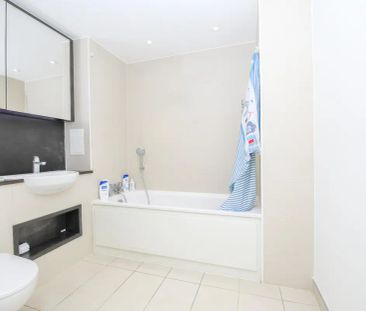 3 bedroom flat in London - Photo 4