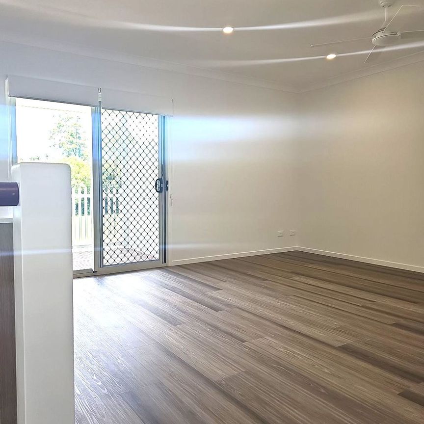 LAWNED BACKYARD OVERLOOKING PARKLAND-3 BED 2BATH TOWNHOUSE WITH FULLY DUCTED AIR - Photo 1