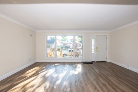 **ALL INCLUSIVE** Gorgeous 2 Bedroom Main Unit in St. Catharines!! - Photo 5