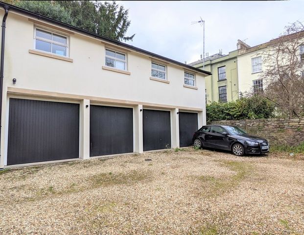 2 Bed Flat, Wetherell Place, BS8 - Photo 1