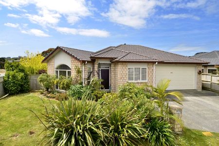 Gorgeous Single-Level Family Home in Mission Heights! - Photo 2