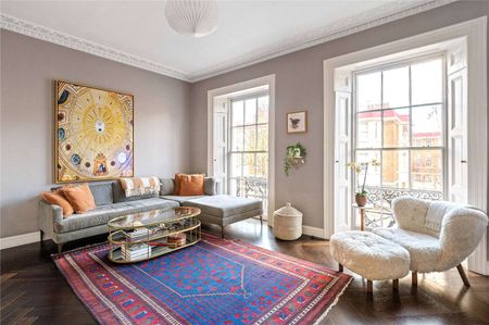 A stylish three double bedroom upper maisonette within the heart of Islington on this quiet residential road. - Photo 3