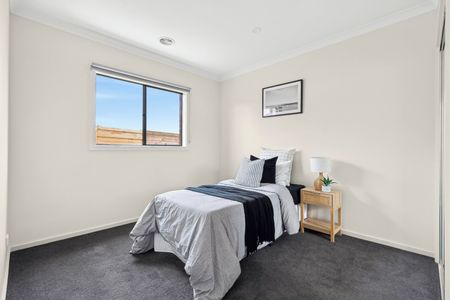 Contemporary Family Living in Ideal Lifestyle Pocket - Photo 2