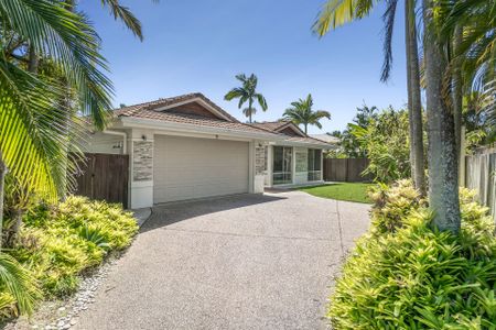 Beautifully Fully Furnished 4-Bedroom, 2-Bathroom Home with a Pool - Photo 5