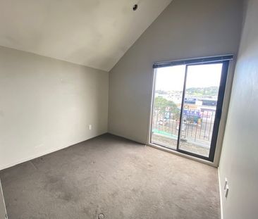Spacious City fringe Living - Photo 3