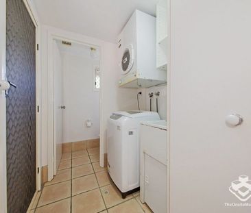 This standalone townhouse with 4 air-cons & free swimming pool, wal... - Photo 1