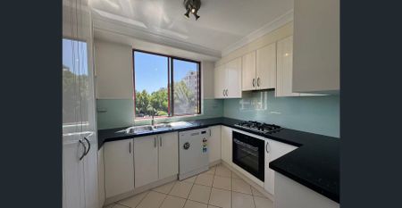 Beautiful Two Bedroom Apartment in Rosebery! - Photo 5