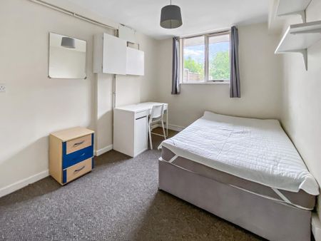 1 bedroom in a house share to rent - Photo 2