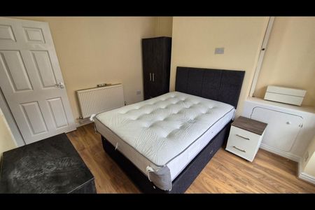 4 Bed Terraced House, Caythorpe Street, M14 - Photo 2