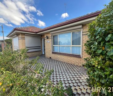 Spacious 3-Bedroom Home with Unmatched Garage Space&excl; - Photo 3