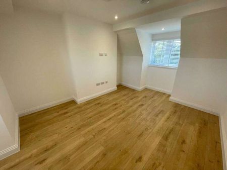 A 2 bedroom maisonette apartment situated in the Tilehurst area of Reading, with parking for 2 cars available. - Photo 4