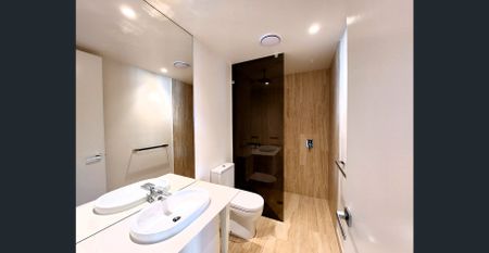 Spacious Two Bedroom Unit In Benowa With Stunning Lake Views - Photo 2