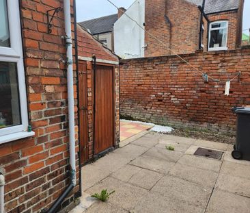 2 bedroom end of terrace house to rent - Photo 3