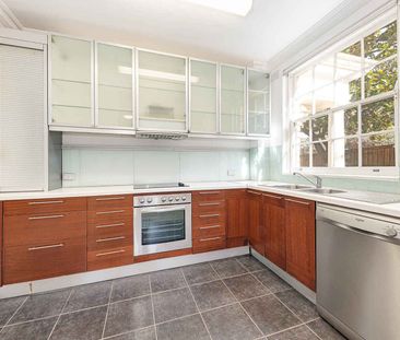 Spacious Ground Floor Apartment with North Aspect - Photo 2