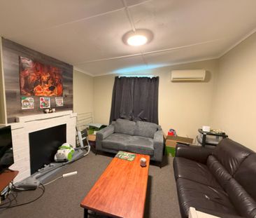 Beautifully renovated four bedroom flat - Photo 1