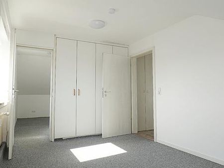 Gepflegte ca. 89 m² große DG-Wohnung mit großem Wohn-/Esszimmer, Tageslichtbad und PKW-Stellplatz - Photo 3