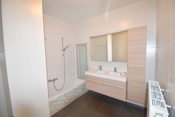 Ruim, recent gelijkvloers appartement in centrum Sint-Denijs-Westerm - Photo 1