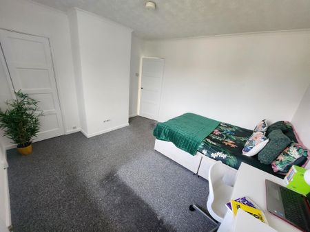 6 bedroom end of terrace house to rent - Photo 3