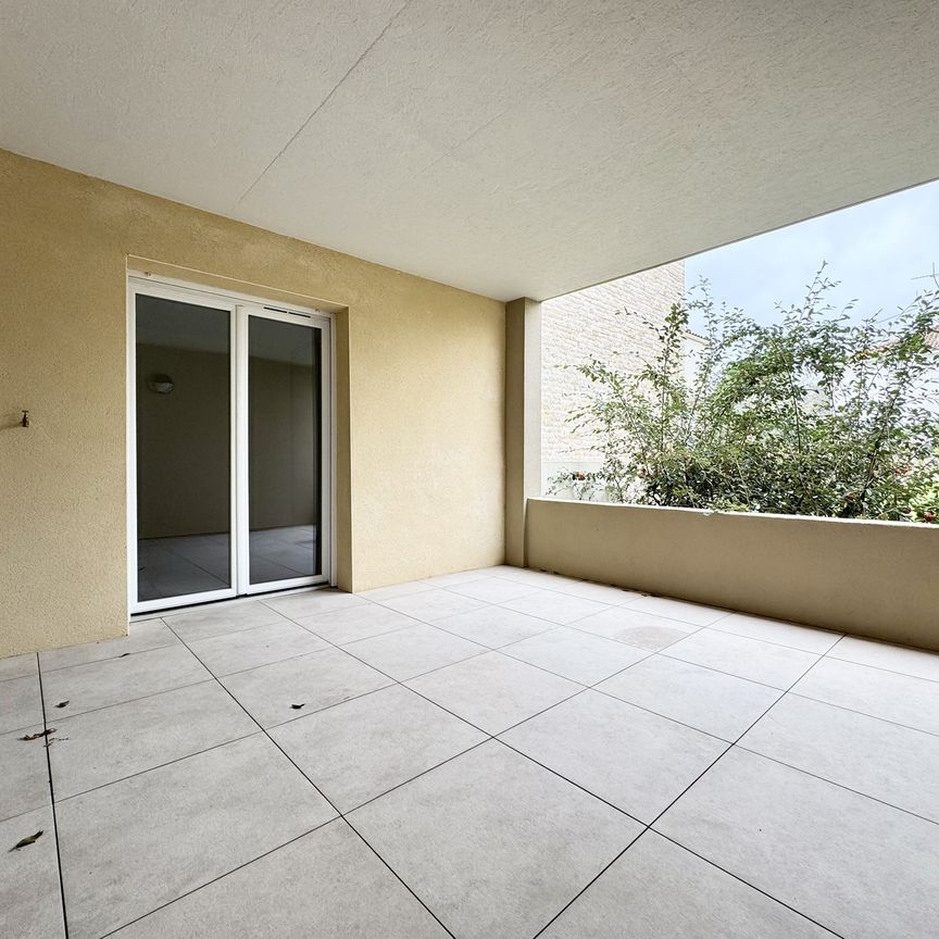 NIMES - T2 NEUF avec TERRASSE et GARAGE dans résidence avec PISCINE - Photo 1