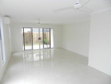 BEAUTIFUL 3 BEDROOM UNIT IN GREAT LOCATION - Photo 2