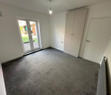 4 bedroom semi-detached bungalow to rent - Photo 2